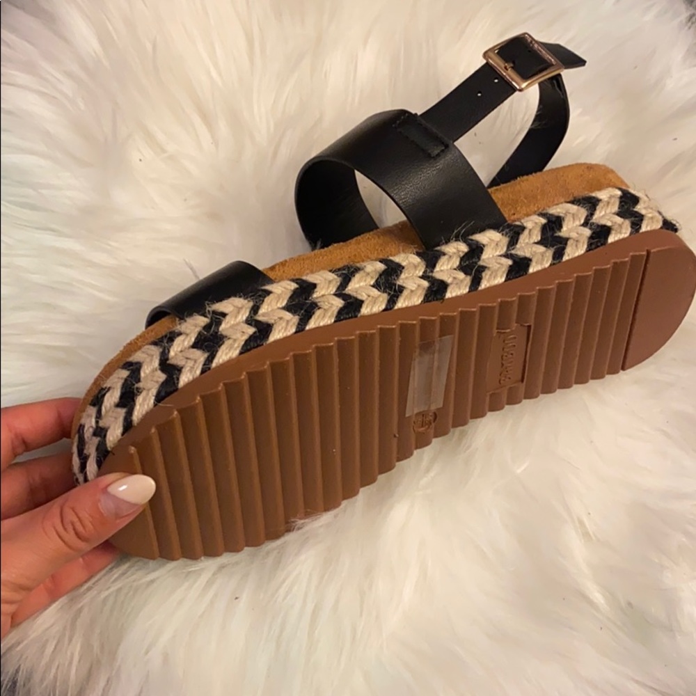 Brand New platform sandals - Picture 3 of 3